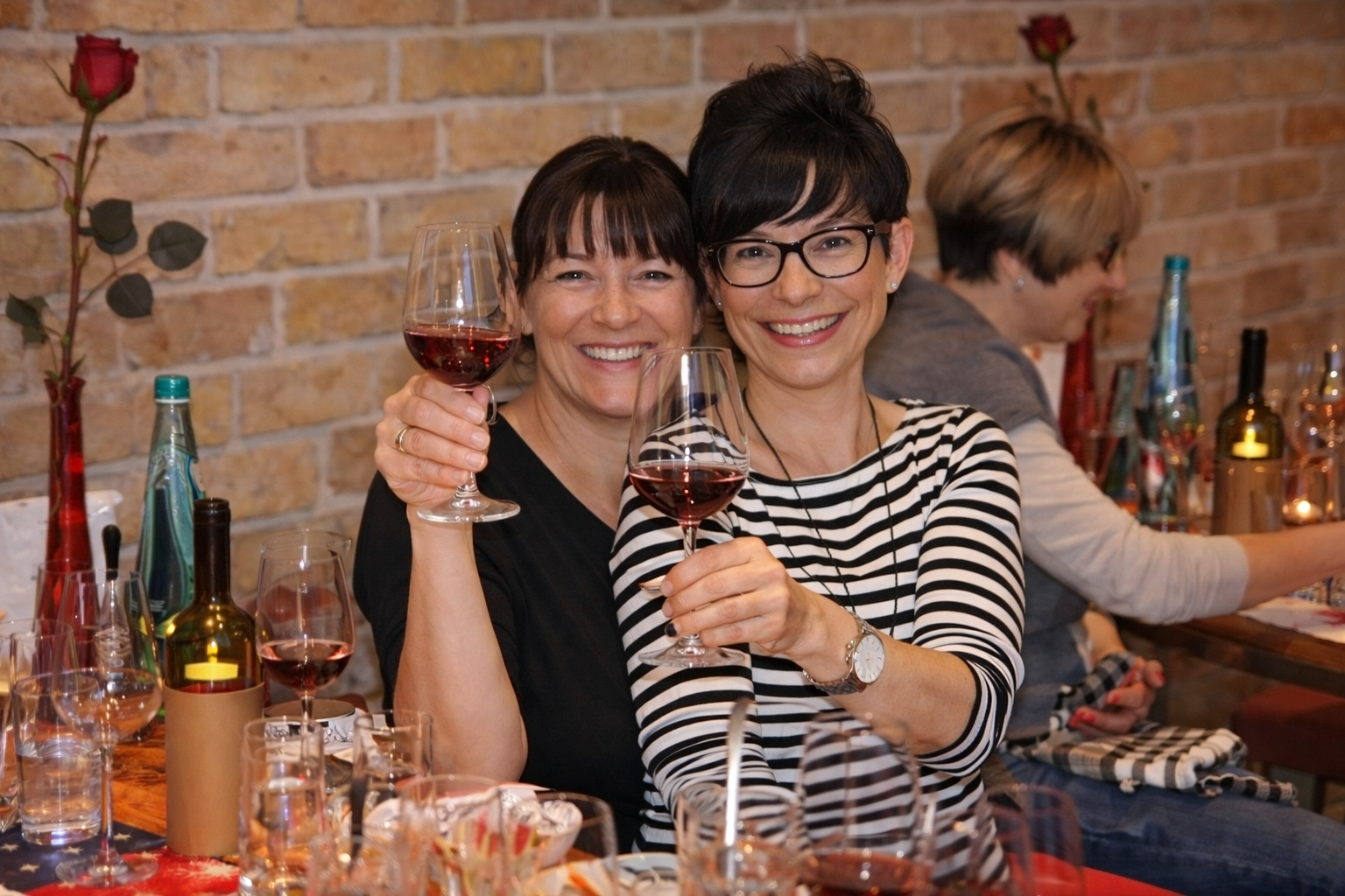 Gäste stoßen an in der Vinothek